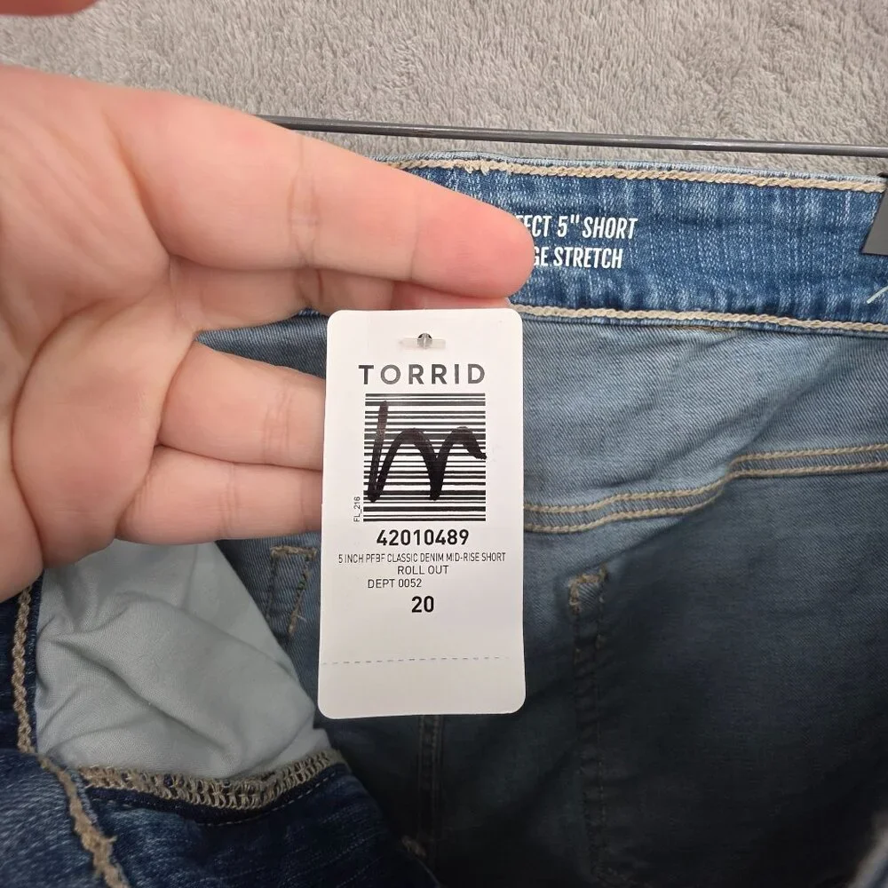 Torrid 5 Inch Perfect Boyfriend Classic Denim Mid Rise Shorts 20 Studs Plus New